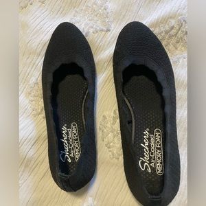NWOT Sketchers black flats